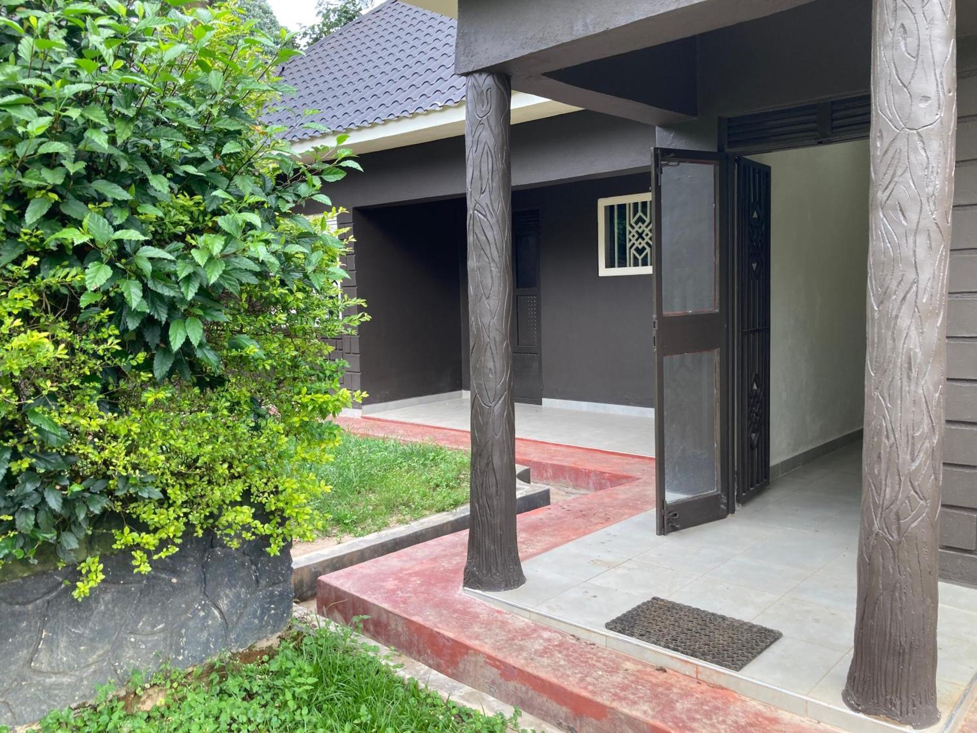 Bwindi Guest House Kanungu Bagian luar foto